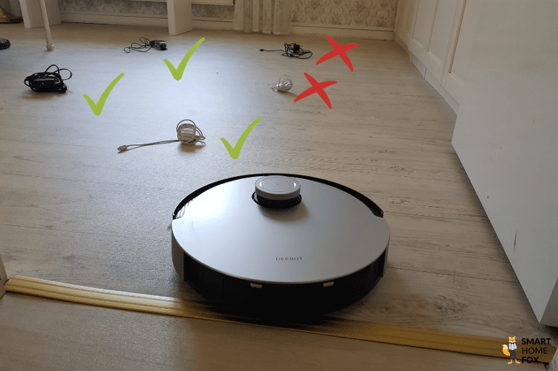 ECOVACS DEEBOT X1 OMNI umfährt im Hinderniserkennungstest Kabel.